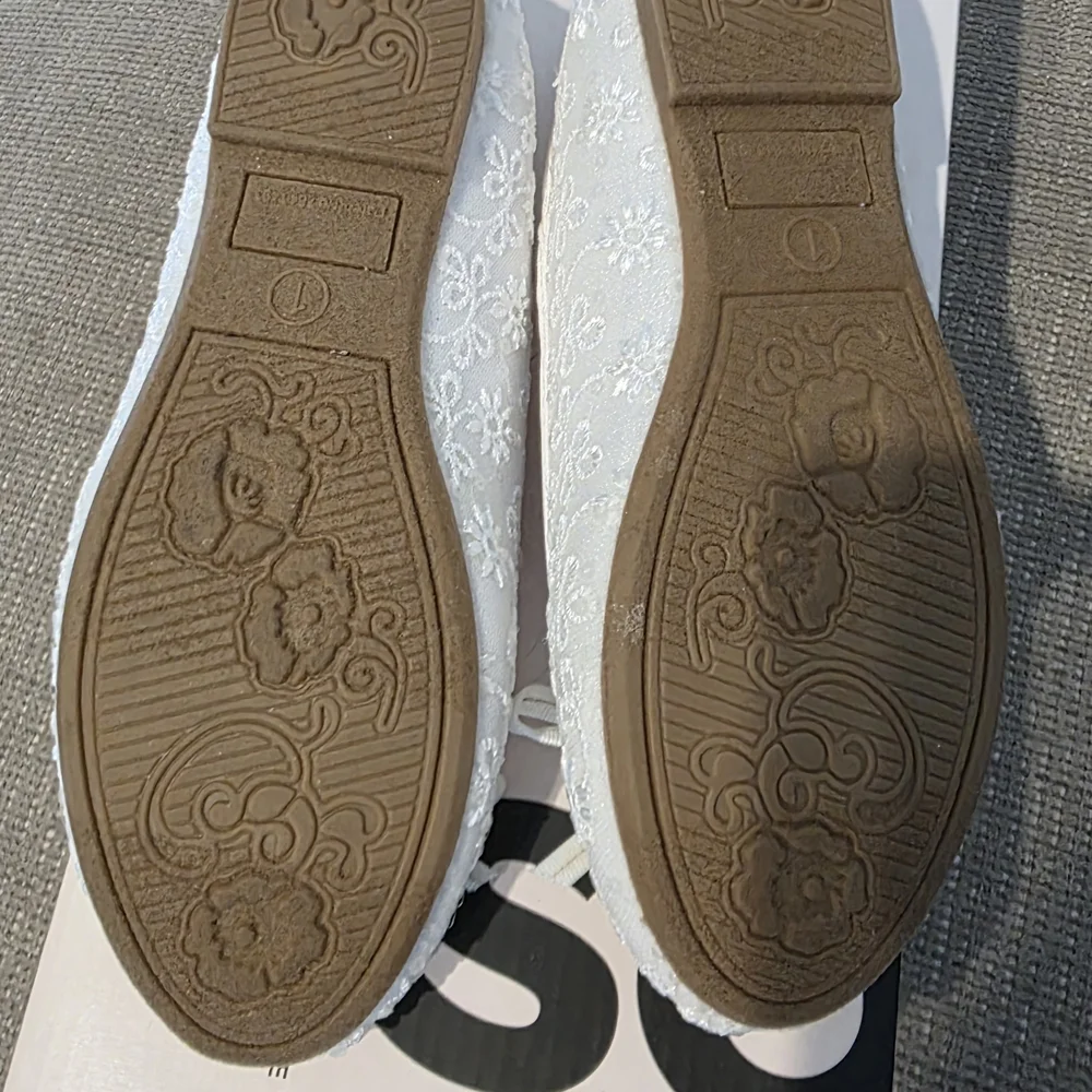 Elegant White Embroidered Flats with Bow